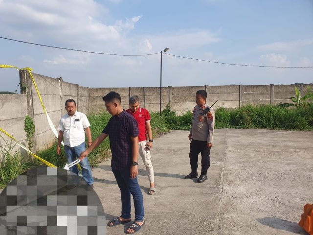 Polisi menunjukkan lokasi penemuan mayat siswa SD di belakang kampus Unpam, Kota Serang.
