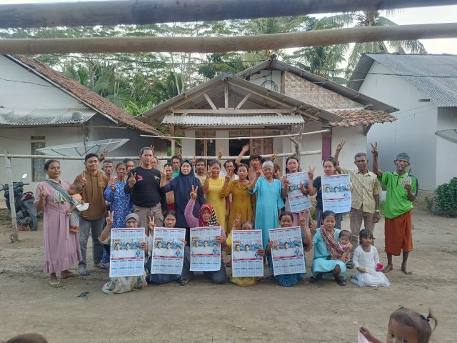 Relawan Gerakan Banten Nyata (GBN), Etin Pitriah, melakukan sosialisasi program Prabowo-Gibran ke warga pesisir di Kampung Wakaf, Desa Tanjung Jaya, Kecamatan Panimbang.