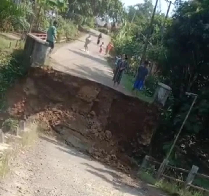 Jembatan Penghubung Tiga Desa di Cimanggu Ambruk, DPRD Minta Pemkab Pandeglang Turun Tangan