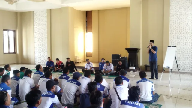 Calon Wakil Walikota Cilegon, Fajar Hadi Prabowo saat kampanye di hadapan para buruh. (Foto: Maulana/BantenNews.co.id)